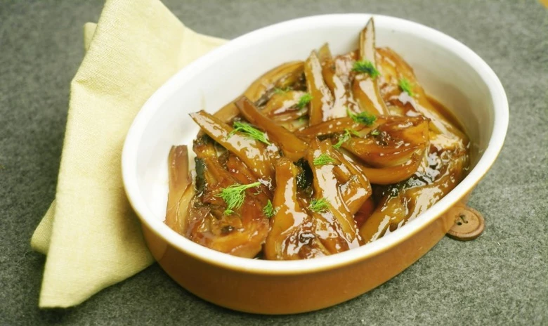 Hotová jídlo z pečené baklažán v bílé misce.