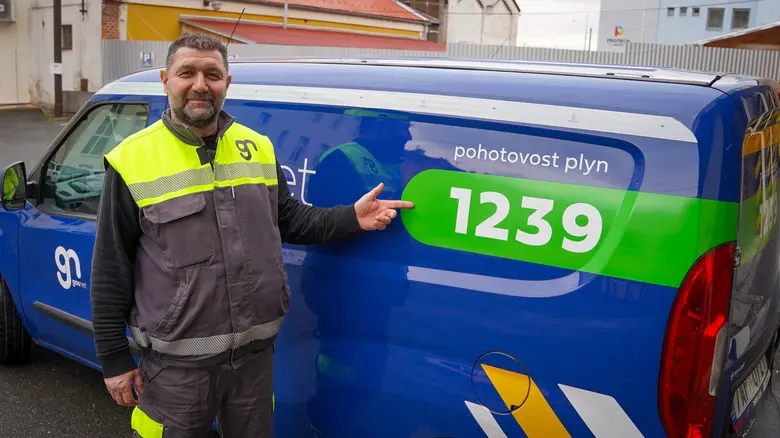 Technik ukazuje na číslo pohotovosti pro únik plynu.