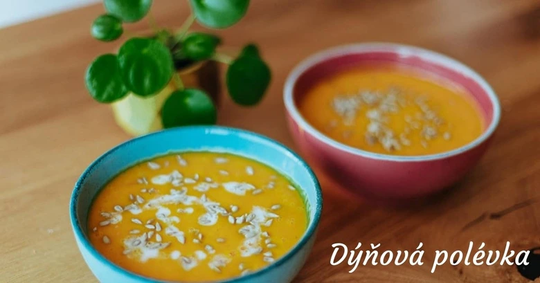Dýňová polévka v miskách s ozdobou z semen