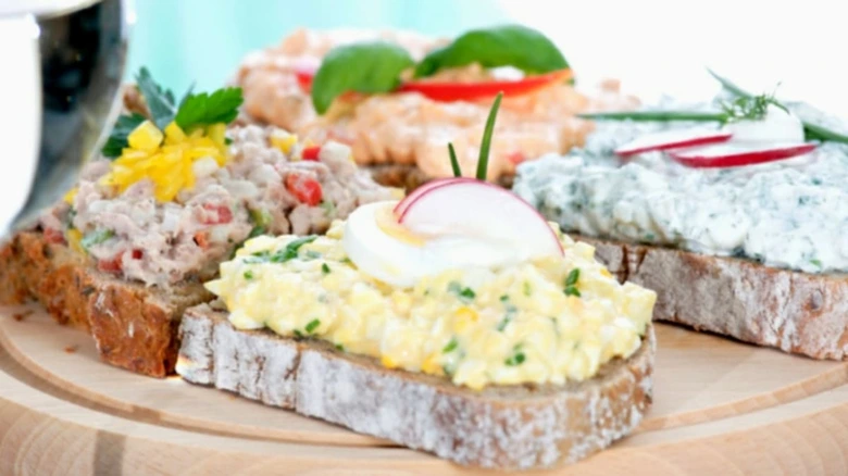 Zdravé pomazánky na chlebu s různými ingrediencemi.