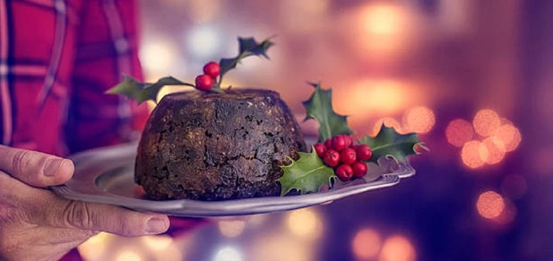 Vánoční pudink s borůvkami na stříbrném talíři