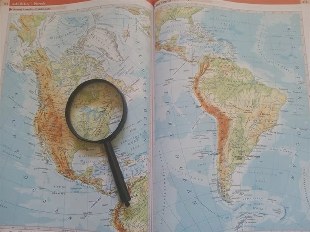 Otevřená zeměpisná mapa Ameriky s lupou pro kvíz.