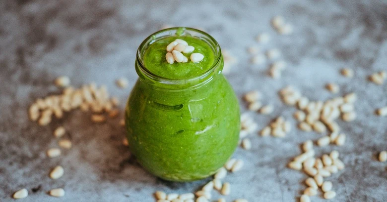 Zelená domácí pesto v skleničce s borůvkami