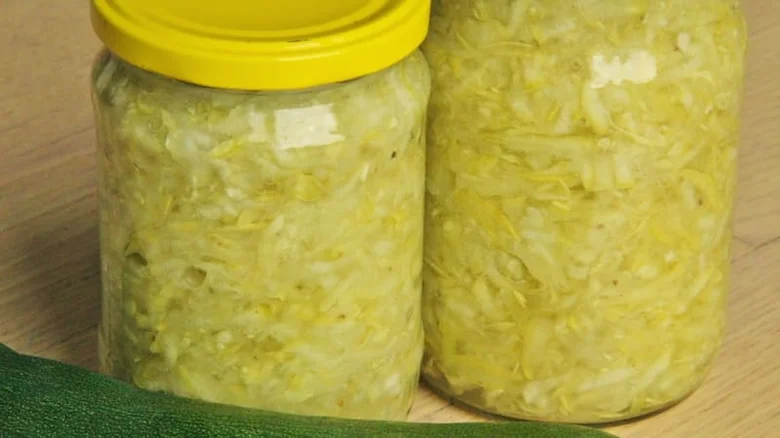 Domácí čalamáda v sklenicích na dřevěném povrchu