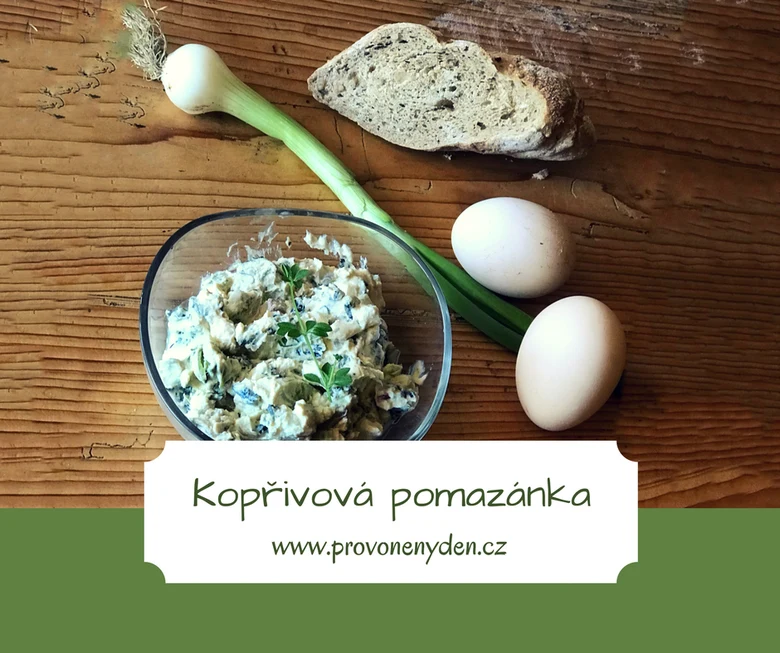 Kopřivová pomazánka s vejci a chlebem na dřevěném stole