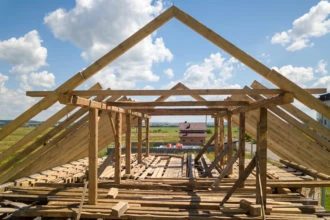 Dřevěná konstrukce střechy připravená na doškovou krytinu