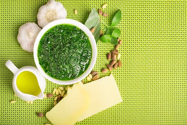 Domácí pesto s česnekem, bazalkou a piniovými oříšky.