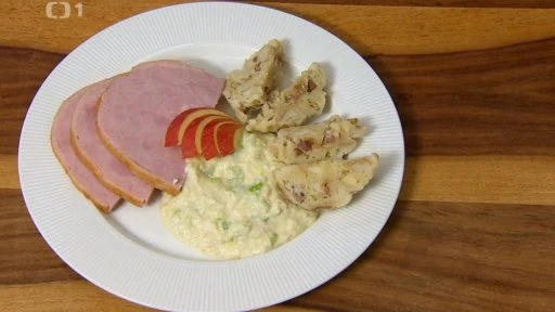 Český křen podávaný s uzeným masem a smaženými plackami